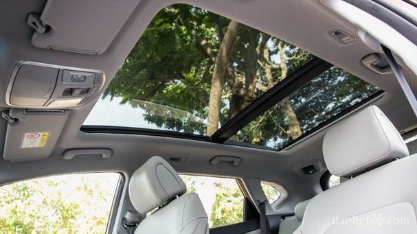 Cửa sổ trời trên xe ô tô có tác dụng gì?