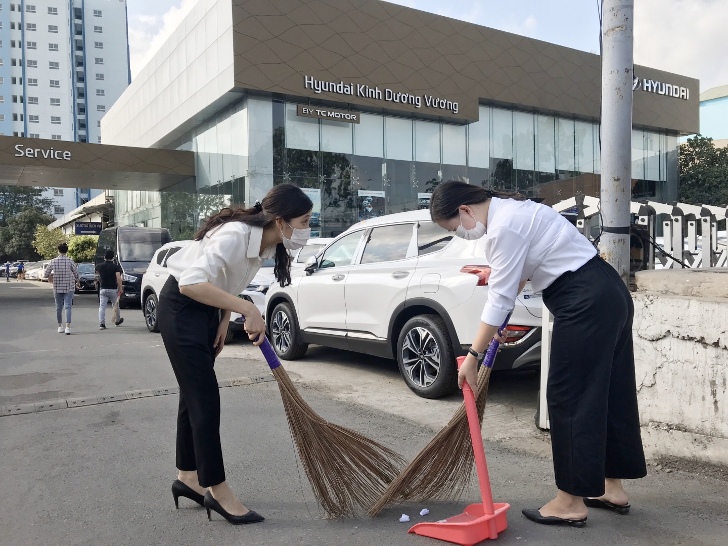 [CUỐI TUẦN SÔI ĐỘNG] - CB.CNV HYUNDAI KINH DƯƠNG VƯƠNG TỔNG VỆ SINH KHUÔN VIÊN CÔNG TY