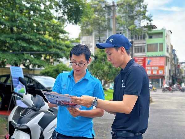 Tư vấn chi tiết cho khách hàng tham gia lái thử